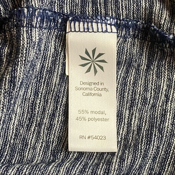 ATHLETA Long Sleeve Keyhole Top M - Picture 9 of 9